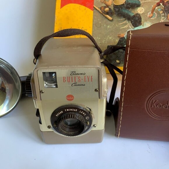 Kodak Brownie Bulls-Eye Camera Outfit In Box Flash Bulbs Leather Case - Picture 3 of 13